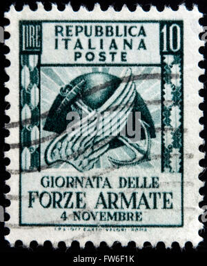 Italien - ca. 1952: Briefmarke gedruckt in Italien zeigt Symbole der Armee, Marine und Luftwaffe, ca. 1952 Stockfoto