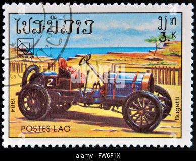 LAOS - CIRCA 1984: Eine Briefmarke gedruckt in Laos zeigt Retro-Auto, Bugatti, ca. 1984. Stockfoto