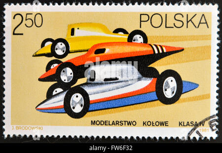 Polen - ca. 1981: Eine Briefmarke gedruckt in Polen zeigt ferngesteuerten Rennwagen, ca. 1981 Stockfoto