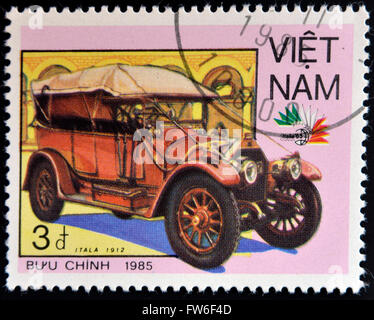 VIETNAM - ca. 1985: Eine Briefmarke gedruckt in Vietnam zeigt Retro-Auto, 1912 Itala, ca. 1985 Stockfoto
