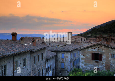 Sonnenuntergang am mittelalterlichen Stadt Gubbio, Umbrien, Italien Stockfoto