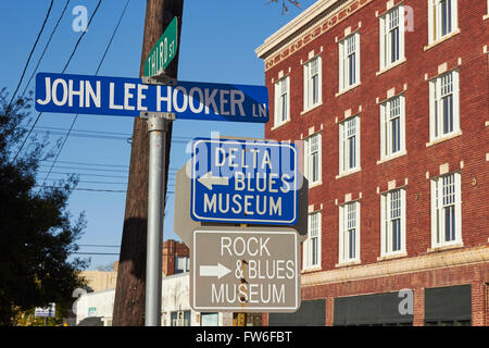 Straßenecke mit Rock und Blues im Zusammenhang mit Zeichen, Clarksdale, Mississippi, Vereinigte Staaten Stockfoto