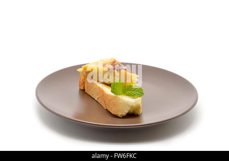Spanische Tortilla (Omelette mit Kartoffeln und Zwiebeln) auf eine Scheibe Brot Stockfoto