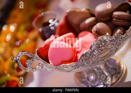 Rotes Herz Macarons mit anderen Braun im Hintergrund Stockfoto