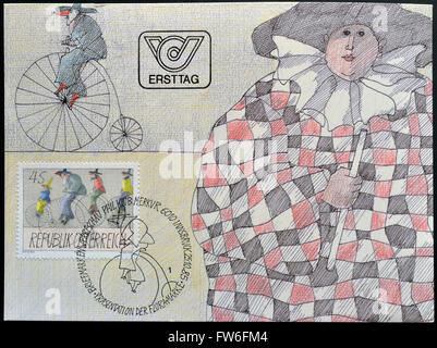 Österreich - ca. 1985: Eine Briefmarke gedruckt in Österreich vertreten Karneval Figuren Reiten hohe Fahrräder, von Paul Flora, ca. 1985 Stockfoto