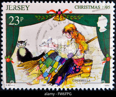 JERSEY - ca. 1995: Eine Briefmarke gedruckt in Jersey zeigt Szene aus dem Märchen Cinderella, ca. 1965 Stockfoto