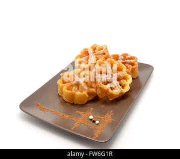 Teller mit Flores Fritas oder Flores de Pascua, typische Oster-Dessert-Spanien Stockfoto