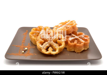 Teller mit Flores Fritas oder Flores de Pascua, typische Oster-Dessert-Spanien Stockfoto