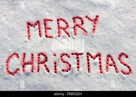 Geschriebene Worte Frohe Weihnachten auf ein Schneefeld, Neujahr-Konzept. Stockfoto