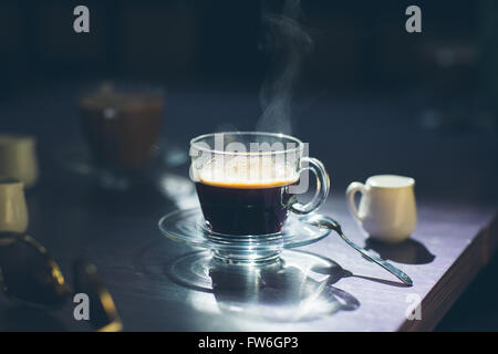 Tasse heißen Kaffee auf dem Tisch Stockfoto