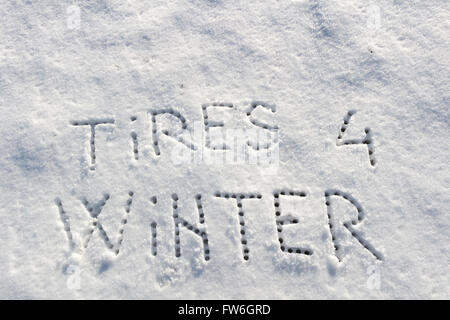 Wörter-Reifen für den Winter im Schnee Stockfoto