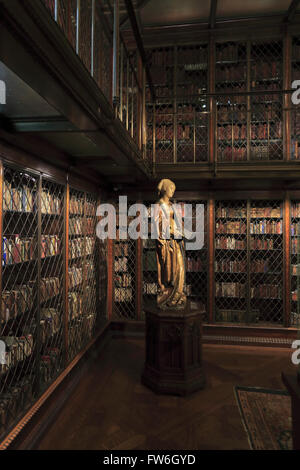 Die historische Mr.Morgan Bibliothek mit St. Elisabeth-Statue in der Morgan Library & Museum, Manhattan, New York City, USA Stockfoto
