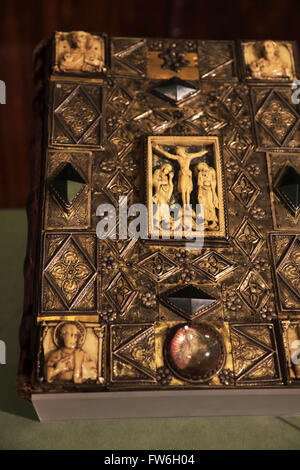 Jeweled Abdeckung eines alten Evangeliar anzeigen in der Morgan Library & Museum, Manhattan, New York City, USA Stockfoto