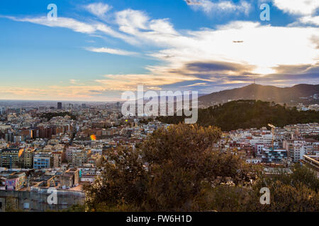 Panoramablick auf Barcelona vom Park Güell an einem Sommertag in Spanien Stockfoto