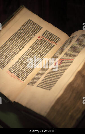 Gutenberg-Bibel im Morgan Library & Museum ausgestellt. Manhattan, New York City, USA Stockfoto