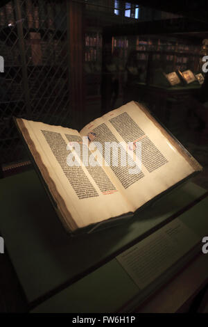 Gutenberg-Bibel im Morgan Library & Museum ausgestellt. Manhattan, New York City, USA Stockfoto