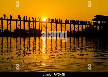 U Bein Brücke, Taungthaman See, Amarapura, Mandalay, Myanmar (Burma) mit Touristen bei Sonnenuntergang Stockfoto