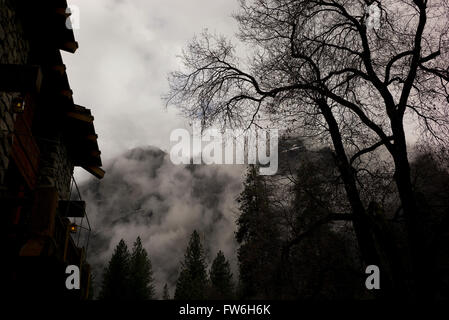 Ahwahnee Hotel oder Hotel Majestic Yosemite ist nach einem Sturm der Frühling im März 2016 durch Gewitterwolken Nebel & Nebel gesehen. Stockfoto