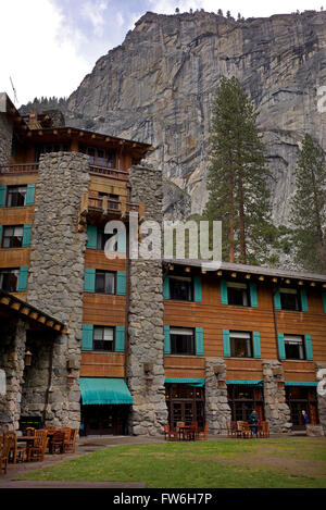 Ahwahnee Hotel oder Hotel Majestic Yosemite ist nach einem Feder-Sturm im März 2016 gesehen. Stockfoto