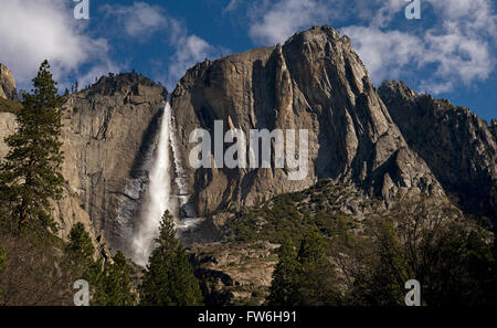 Upper Yosemite Falls ist mit Eisschichten in frühen Morgenstunden während Frühlingstauwetter nachgeben hohe Wasser-Strömung gesehen. Stockfoto