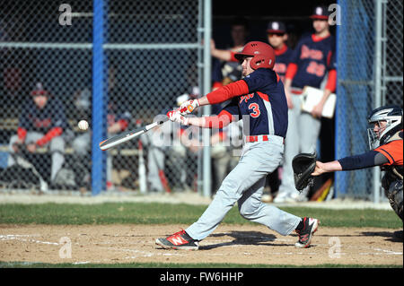 High School hitter Anschließen in ein paar ersten Inning läuft für seine Mannschaft während einer Nicht-Konferenz Spiel. USA. Stockfoto