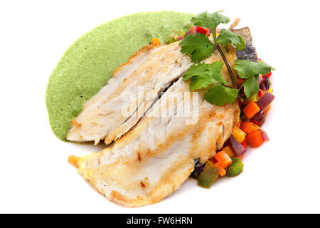 Forelle mit Ratatouille-Spinat-sauce Stockfoto