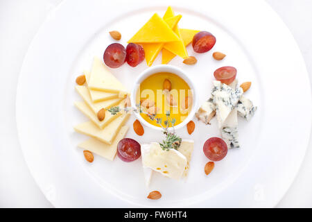 Teller mit vier Sorten Käse, Trauben Stockfoto