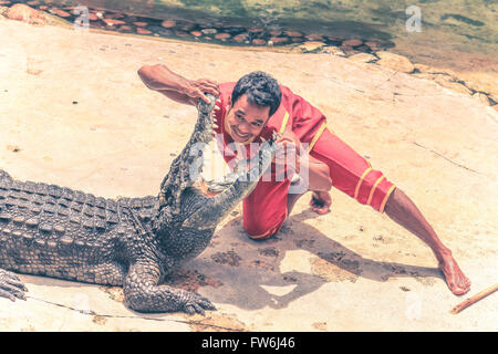 SAMUT PRAKAN, THAILAND - 8. SEPTEMBER: Das Krokodil zeigen in Samut Prakan Crocodile Farm und Zoo am Sep 8, 2011 in Samut Prakan. Stockfoto