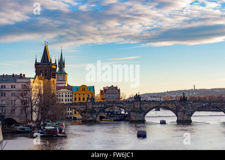 Die Karlsbrücke (Tschechisch: Karluv die meisten) ist eine berühmte historische Brücke, die überquert die Moldau in Prag, Tschechische Republik Stockfoto