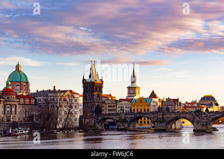 Die Karlsbrücke (Tschechisch: Karluv die meisten) ist eine berühmte historische Brücke, die überquert die Moldau in Prag, Tschechische Republik Stockfoto