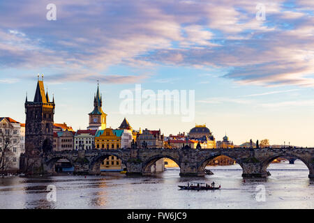 Die Karlsbrücke (Tschechisch: Karluv die meisten) ist eine berühmte historische Brücke, die überquert die Moldau in Prag, Tschechische Republik Stockfoto