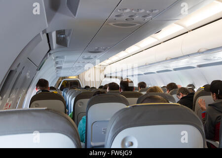 Innenraum des Flugzeugs mit Passagieren auf Sitze Stockfoto