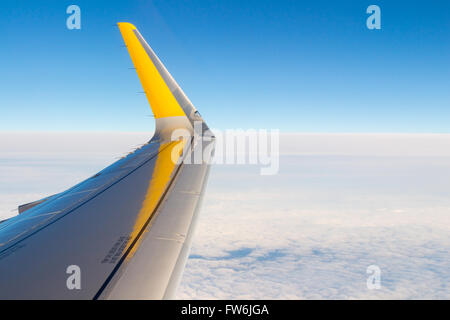 Wolken und Himmel wie durch Fenster des Flugzeugs Flugzeug gesehen Stockfoto