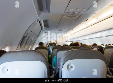 Innenraum des Flugzeugs mit Passagieren auf Sitze Stockfoto