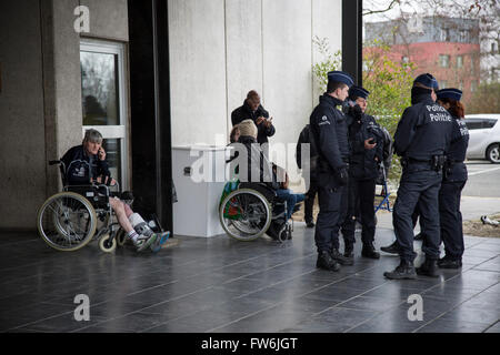 Polizisten vor Krankenhaus nach Terroranschlag Stockfoto