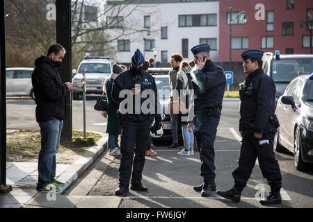 Polizisten vor Krankenhaus nach Terroranschlag Stockfoto