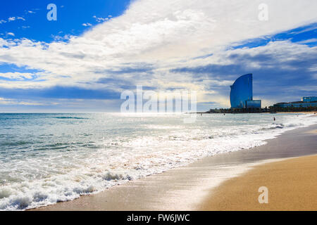 Blick auf den Strand von Barceloneta in Barcelona, Spanien. Es ist eines der beliebtesten Strand in Europa Stockfoto