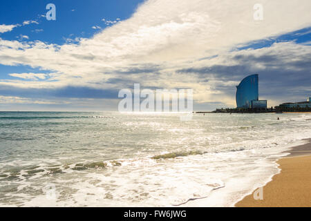 Blick auf den Strand von Barceloneta in Barcelona, Spanien. Es ist eines der beliebtesten Strand in Europa Stockfoto