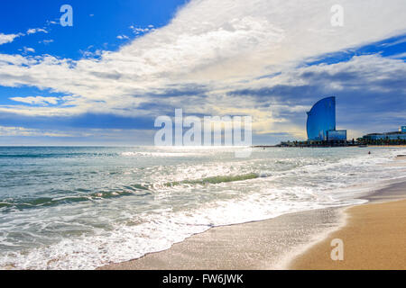 Blick auf den Strand von Barceloneta in Barcelona, Spanien. Es ist eines der beliebtesten Strand in Europa Stockfoto