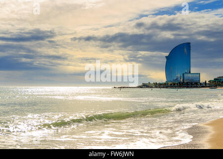 Blick auf den Strand von Barceloneta in Barcelona, Spanien. Es ist eines der beliebtesten Strand in Europa Stockfoto