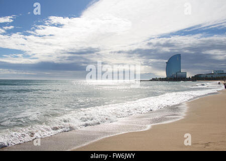 Blick auf den Strand von Barceloneta in Barcelona, Spanien. Es ist eines der beliebtesten Strand in Europa Stockfoto