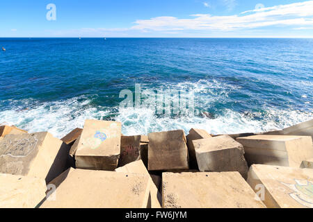 Massivem Stein und Staumauer am Meer Stockfoto