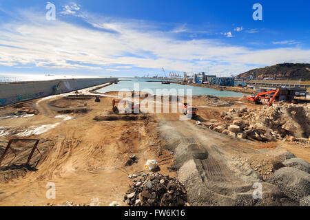 Baustelle im Hafen, Baumaschinen, Bulldozer, Ausgrabung, Fabrik Stockfoto