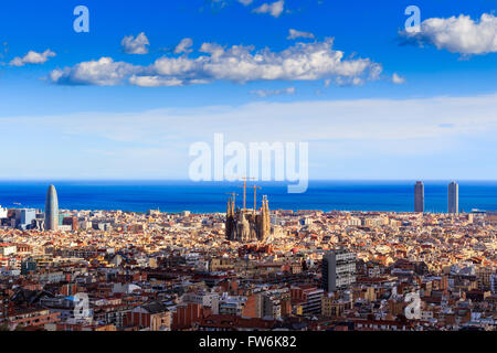 Panoramablick auf Barcelona vom Park Güell an einem Sommertag in Spanien Stockfoto