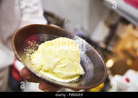 Koch hält eine Schale mit Vanille-Eis dessert Stockfoto
