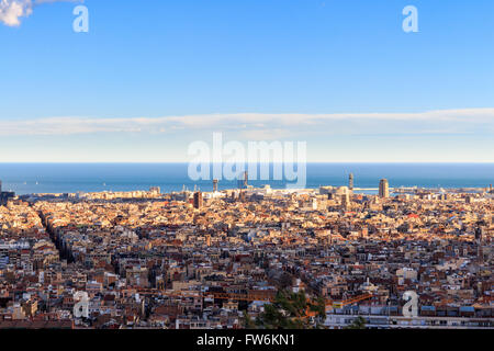 Panoramablick auf Barcelona vom Park Güell an einem Sommertag in Spanien Stockfoto