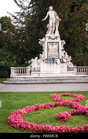 Burggarten. Mozart-Denkmal in den Burggarten von der Ringstraße. Laaser Marmor von Viktor Oskar Tilgner (geboren Oktober Stockfoto