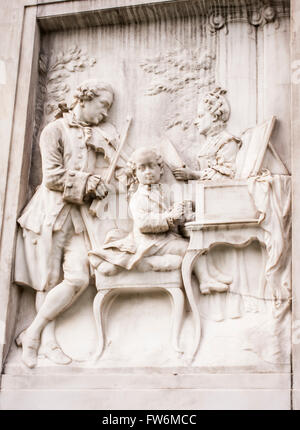 Leopold Mozart, Wolfgang, Nannerl, seine Schwester zusammen zu spielen. Szenen auf Mozart-Denkmal in den Burggarten von der Ringstraße. Stockfoto