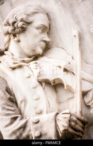 Leopold Mozart Geige zu spielen. Carven auf Mozart-Denkmal in den Burggarten. Laaser Marmor von Viktor Oskar Tilgner Stockfoto