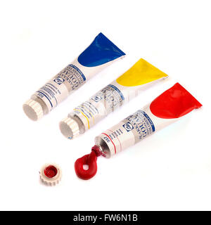 drei Röhren Gouache malen, rot, gelb und blau auf einem weißen Hintergrund Ausschnitt Stockfoto